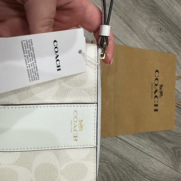 NWT Coach Wristlet - Picture 11 of 12